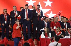 La senadora Norma Aquino, alias Yamy Nal, cantando en la Convención Colorada este sábado 9 de marzo.