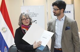 Mónica Ismael, junto al viceministro de Rediex Rodrigo Maluff, tras recibir el reconocimiento de la "Marca país".