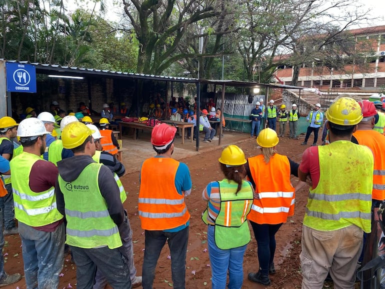 Diego Ríos (con ropa azul), en su trabajo cotidiano en una constructora, luego del cual se dedica a servir como bombero voluntario.