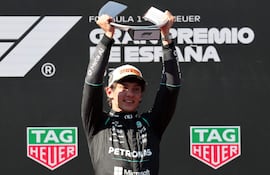 El pilloto italiano de Mercedes, Andrea Kimi Antonelli, celebra la victoria en Madrid con su trofeo bien en alto.