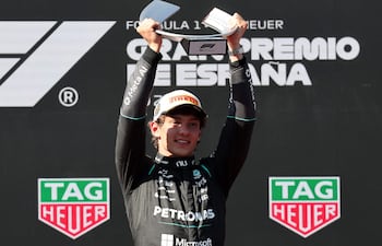 El pilloto italiano de Mercedes, Andrea Kimi Antonelli, celebra la victoria en Madrid con su trofeo bien en alto.