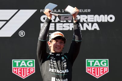 El pilloto italiano de Mercedes, Andrea Kimi Antonelli, celebra la victoria en Madrid con su trofeo bien en alto.