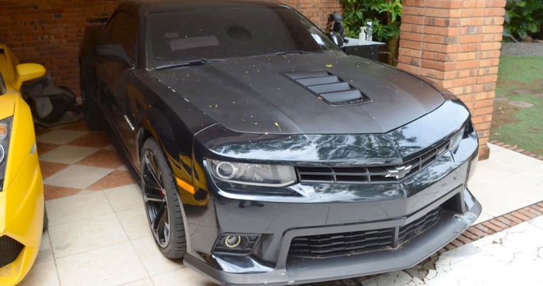 El Chevrolet Camaro negro 2014 del supuesto narco “Cucho” Cabaña es parte de la subasta.