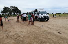 Momento en que la ambulancia municipal de Pilar se acerca en la playa para trasladar hasta el Hospital Regional de Pilar a un bañista víctima de la mordedura de pirañas.