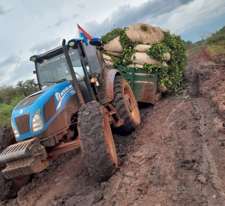 Yerbateros de Paso Yobái denuncian calvario para sacar su producción por el pésimo estado de los caminos.