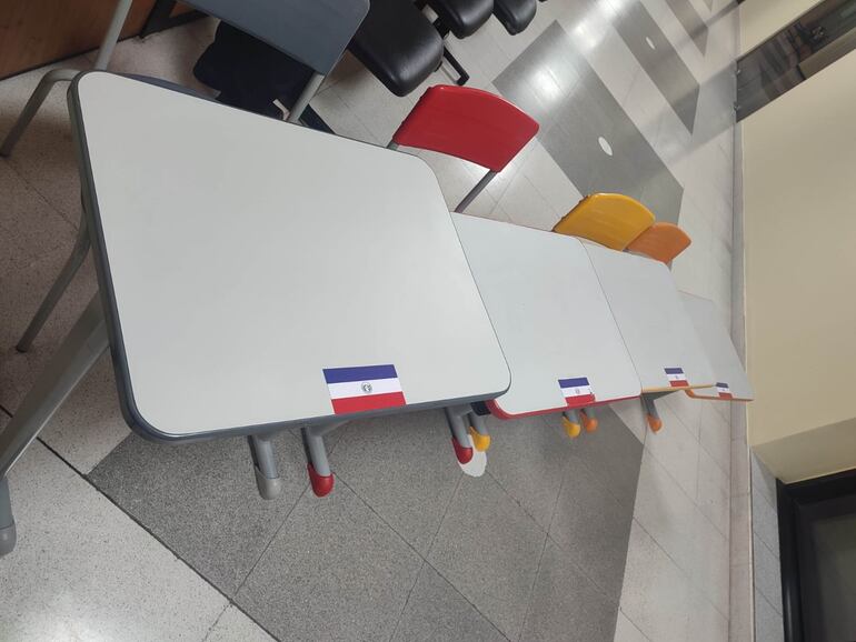 Diputado lleva pupitres paraguayos al Congreso para cuestionar adjudicación a empresa china