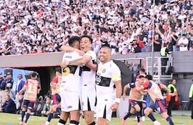 Hugo Sandoval, ingresó y marcó el gol del triunfo de Olimpia sobre Cerro Porteño, abrazo con Mateo Gamarra y Richard Ortiz.