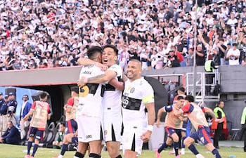 Hugo Sandoval, ingresó y marcó el gol del triunfo de Olimpia sobre Cerro Porteño, abrazo con Mateo Gamarra y Richard Ortiz.