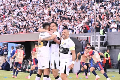 Hugo Sandoval, ingresó y marcó el gol del triunfo de Olimpia sobre Cerro Porteño, abrazo con Mateo Gamarra y Richard Ortiz.