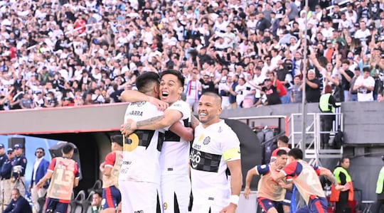 Hugo Sandoval, ingresó y marcó el gol del triunfo de Olimpia sobre Cerro Porteño, abrazo con Mateo Gamarra y Richard Ortiz.