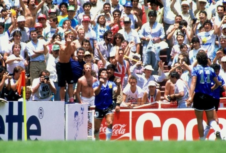 El argentino Diego Armando Maradona celebra  el que es considerado el mejor gol en la historia de los mundiales ante Inglaterra, en el Mundial México 1986.