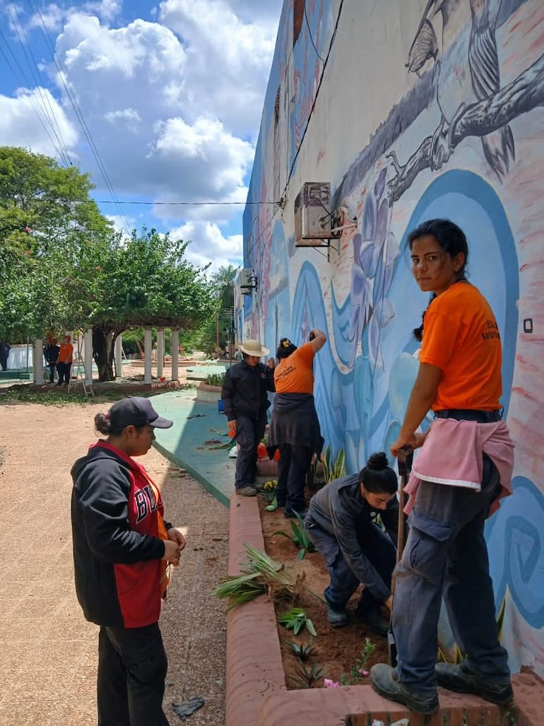 Los voluntarios reúnen recursos propios, compran insumos y realizan trabajos de mejora en el Paseo de los Artistas