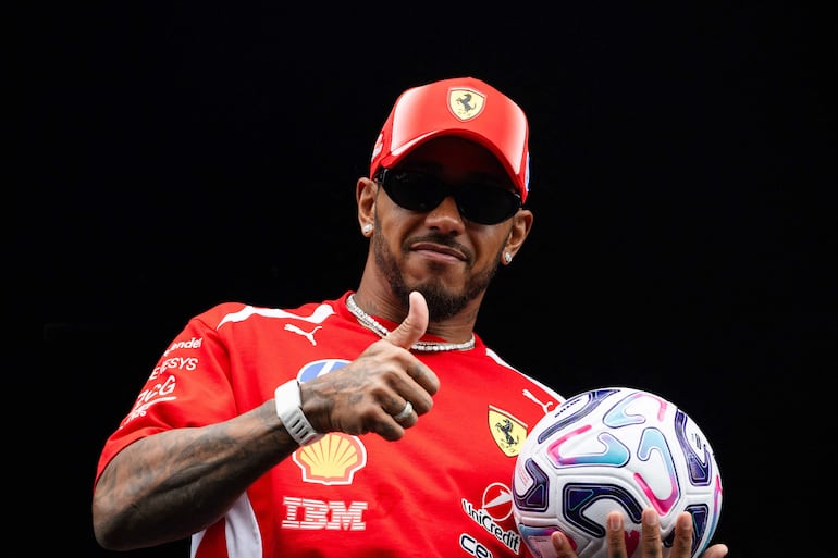 El piloto británico de Ferrari, Lewis Hamilton, juega con una pelota antes del Gran Premio de los Países Bajos de Fórmula 1 en el circuito de Zandvoort. (JOHN THYS / AFP)
