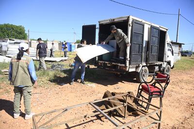 Ayer, un día antes de la subasta, empezaron a desalojar a familias que viven en las tierras municipales que serán vendidas.