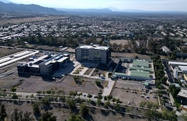Vista aérea del Centro Judicial en Mendoza, Argentina. Dos jugadores internacionales de rugby franceses de gira en Argentina fueron trasladados el jueves desde la sede de Interpol en Buenos Aires a la ciudad de Mendoza, donde serán interrogados por presunta violación.