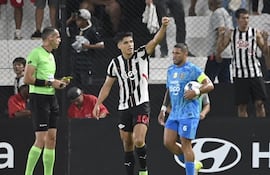 Lorenzo Melgarejo, jugador de Libertad, celebra un gol en el partido frente a Olimpia por la novena fecha del torneo Apertura 2025 del fútbol paraguayo en el estadio La Huerta, en Asunción, Paraguay.