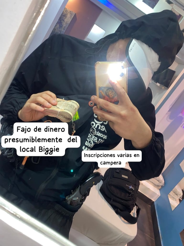 En otra imagen, uno de los maleantes se exhibe con el fajo de billetes que sería parte de lo robado de Biggie. 