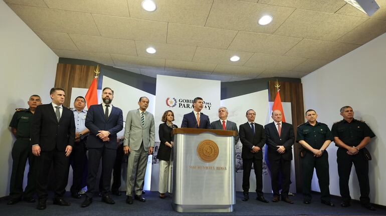 Santiago Peña, presidente de la República, durante la conferencia de prensa tras la crisis desatada en la penitenciaría nacional de Tacumbú rodeado de los ministros de su gabinete.