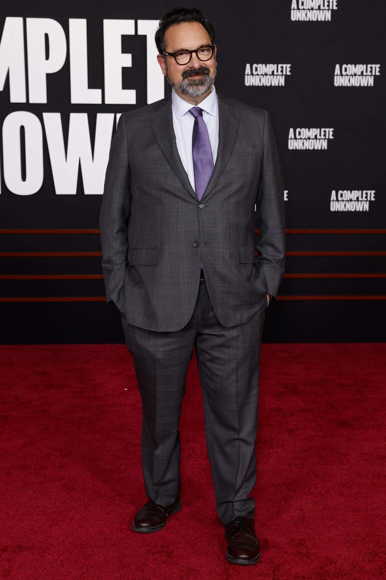 El director estadounidense James Mangold llegó de traje al estreno de la película "A Complete Unknown" en el Dolby Theatre de Los Ángeles, California. (EFE/EPA/CAROLINE BREHMAN)
