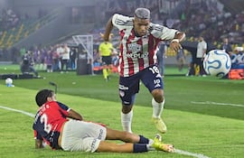 El uruguayo Fabricio Domínguez Huertas (i), futbolista de Cerro Porteño, disputa el balón en un partido frente a Junior de Barranquilla por la fecha 4 del Grupo F de la Copa Libertadores 2026 en el estadio Jaime Morón León, en Cartagena, Colombia.