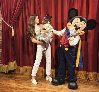 Nadia Ferreira y Marquito junto al icónico ratón Mickey.