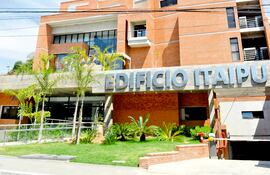 Itaipú destinó cerca de US$ 20 millones para pagar, irregularmente según peritaje, salarios caídos a 115 funcionarios que tuvieron que ser reincorporados. El caso duerme en la Fiscalía.