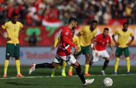 Mohamed Salah, de tiro penal, le dio la victoria a Egipto y el pase a los octavos de final del torneo.