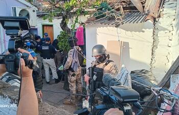Momento en el que la comitiva policial ingresa a la casa de Carlos Jesús Centurión, líder de la organización delictiva.