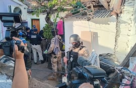 Momento en el que la comitiva policial ingresa a la casa de Carlos Jesús Centurión, líder de la organización delictiva.