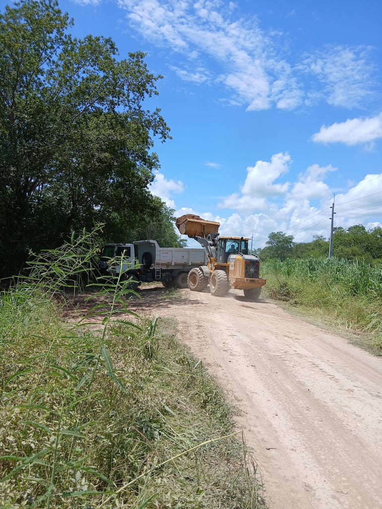 Con un poco de tierra lograron taponar las zonas críticas del camino.