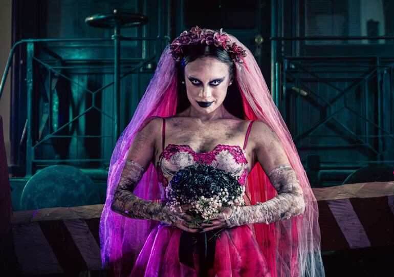 Lía Love presenta su última creación Tren Fantasma.