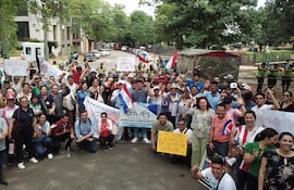 Docentes de la Universidad nacional de Villarrica exigiendo la nivelación salarial, en inmediaciones del Congreso.