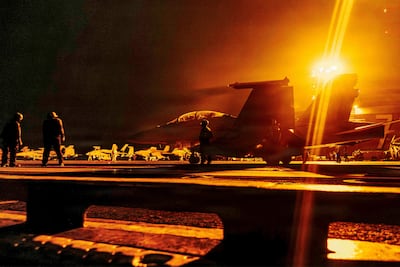 Un caza F/A-18 Super Hornet estadounidense se prepara para despegar del portaaviones USS George Washington.