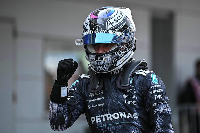 Andrea Kimi Antonelli celebra la "pole" que logró hoy en Suzuka.