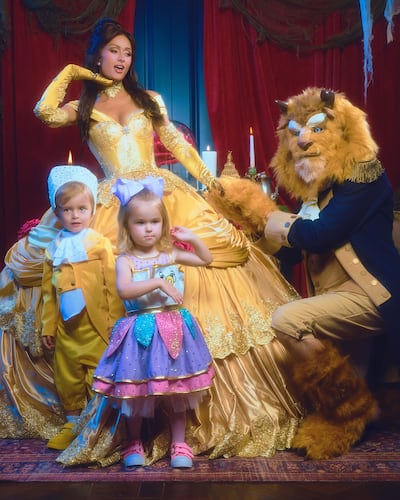 Paris Hilton y Carter Reum con sus hijos Phoenix y London disfrazados como los personajes de La Bella y La Bestia.