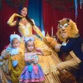 Paris Hilton y Carter Reum con sus hijos Phoenix y London disfrazados de los personajes de La Bella y La Bestia.