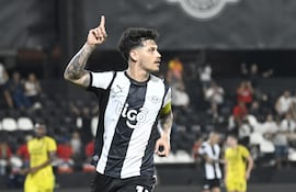 Matías Espinoza, futbolista de Libertad, celebra un gol en el partido frente a Recoleta FC por la fecha 2 del torneo Clausura 2026 de la Primera División de Paraguay en el estadio La Huerta, en Asunción, Paraguay.