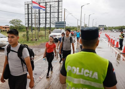 Personas caminan para llegar a la celebración del día de la Virgen de Caacupé en Ypacaraí, en el año 2024.