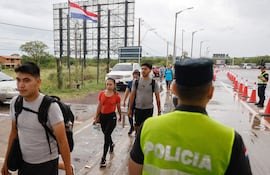Personas caminan para llegar a la celebración del día de la Virgen de Caacupé en Ypacaraí, en el año 2024.