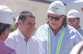 José Ortiz (d) junto a Horacio Cartes (i). Archivo.