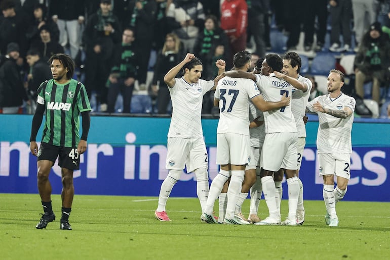 Los jugadores del Lazio celebran un gol durante el partido de la Serie A italiana de fútbol entre el US Sassuolo y el SS Lazio en el Estadio Mapei de Reggio Emilia, Italia.