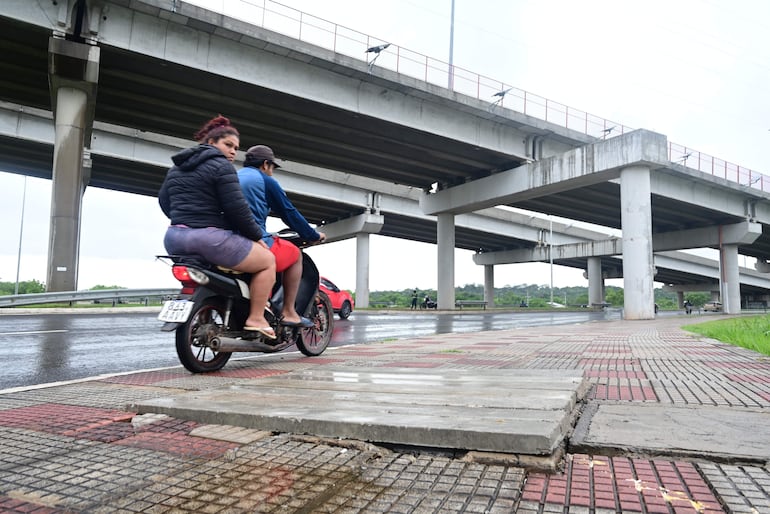 Costanera de Asunción: Municipalidad coloca chapuceras tapas sobre peligrosos agujeros