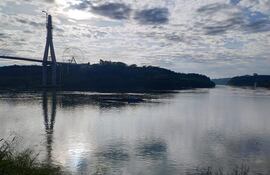 La imagen tomada el 4 de junio pasado muestra el río Paraná, en la zona de la Triple Frontera, con un nivel superior a la cota normal.