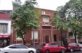 Fachada de la sede del Colegio de Escribanos del Paraguay, ubicada entre las calles O'leary casi Jejuí de Asunción, uno de los inmuebles rematados y adjudicados a la Corte.