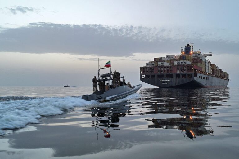 Fotografía para AFP de la agencia iraní Tasnim en la que se observa a miembros de la Guardia Revoucionaria durante una operación en Hormuz.