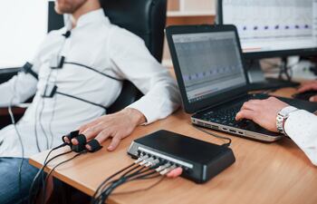 Imagen ilustrativa del uso de un polígrafo.