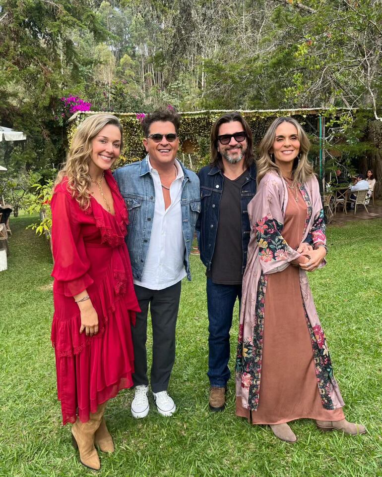 Los agasajados Juanes y Vives junto a sus bellas esposas. (Instagram/Claudia Elena Vásquez)