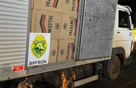 Camión con cajas de cigarrillos paraguayos que fueron contrabandeados al Brasil.