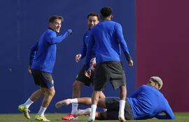 Los jugadores del FC Barcelona Gavi, Eric Garcia, Lamine Yamal y Ronald Araujo durante el entrenamiento que el equipo azulgrana ha realizado este martes en la ciudad deportiva Joan Gamper para preparar el partido de Liga de Campeones que mañana disputarán ante el Atalanta.