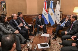 Paraguay trabaja con Argentina para resolver trasbordo de combustibles en la Hidrovía